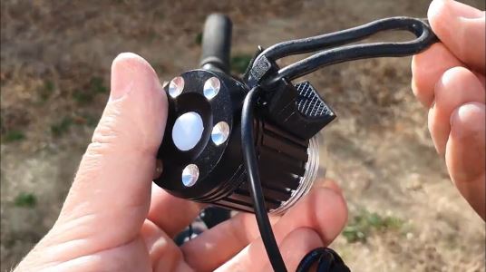 Montarea farurilor Cyclone pe bicicleta